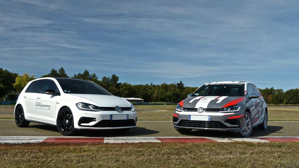 Exposition d'une Golf GTI et d'une Golf GTR utilisée pour les stage Driving Experience