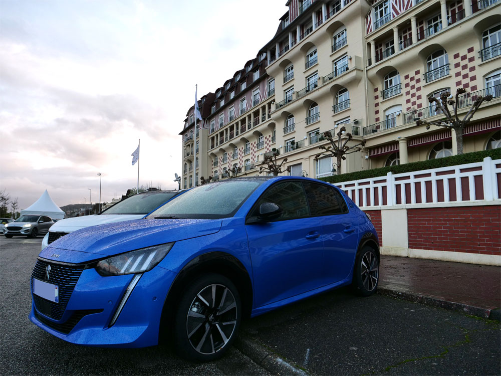 Véhicule Peugeot 208 devant l'hôtel Le Royal Barrière à Deauville